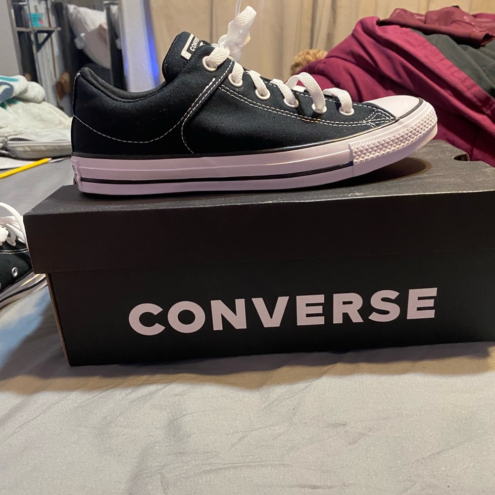 Converse never worn!!!! Brand new!!